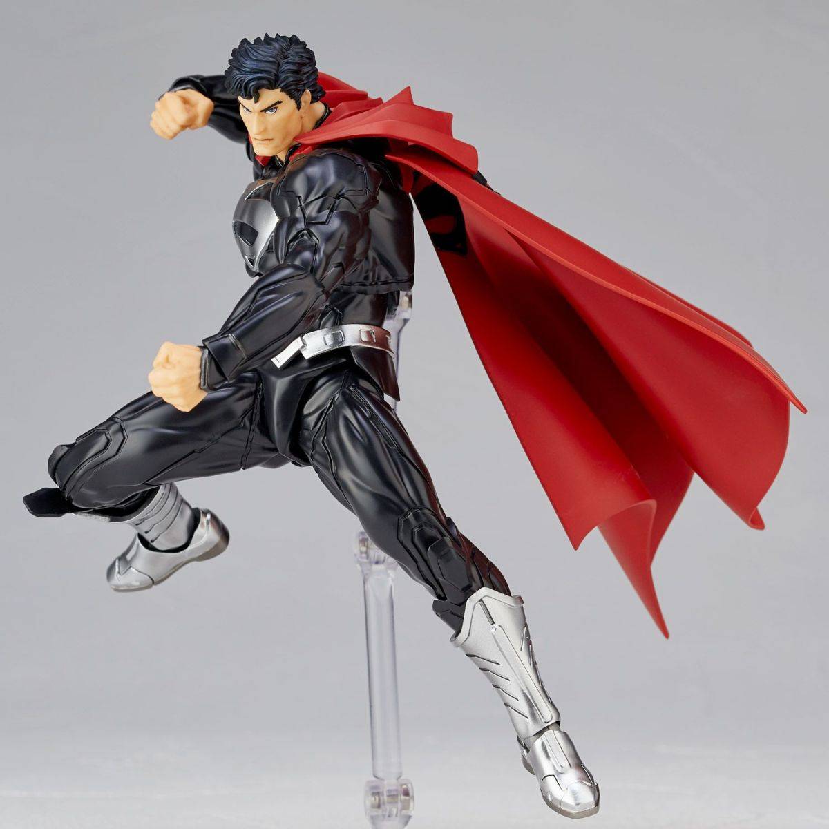 DC Comics: The New 52 – Amazing Yamaguchi Revoltech No.027EX Superman (Black Suit)