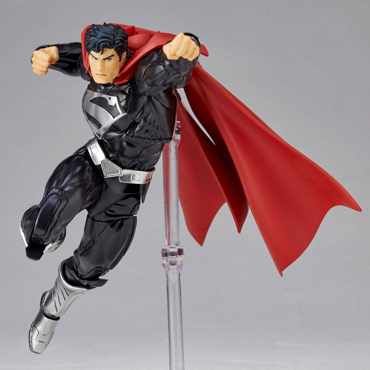 DC Comics: The New 52 – Amazing Yamaguchi Revoltech No.027EX Superman (Black Suit)