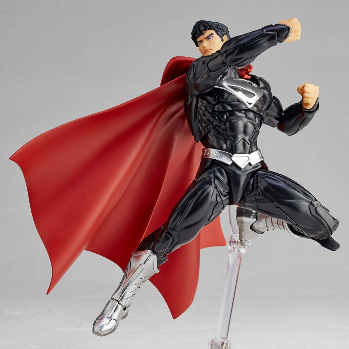 DC Comics: The New 52 – Amazing Yamaguchi Revoltech No.027EX Superman (Black Suit)