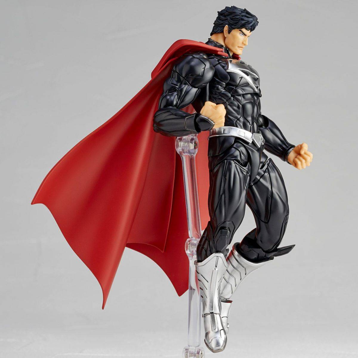 DC Comics: The New 52 – Amazing Yamaguchi Revoltech No.027EX Superman (Black Suit)