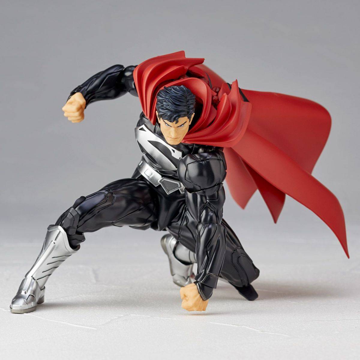 DC Comics: The New 52 – Amazing Yamaguchi Revoltech No.027EX Superman (Black Suit)