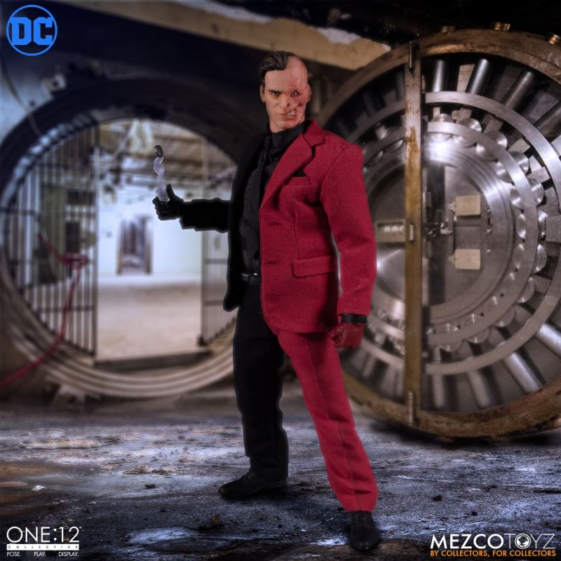 Mezco One:12 Collective – DC Comics – Two-Face action figure [Mezco Toyz]