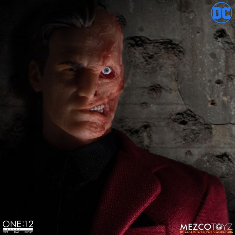 Mezco One:12 Collective – DC Comics – Two-Face action figure [Mezco Toyz]
