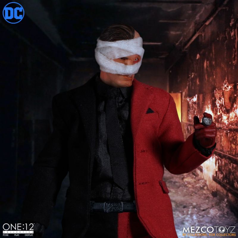 Mezco One:12 Collective – DC Comics – Two-Face action figure [Mezco Toyz]
