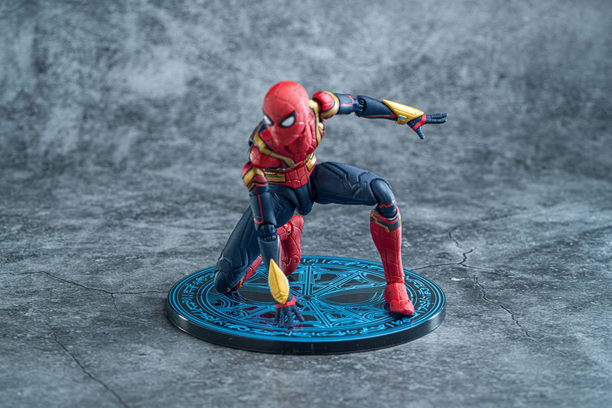 Bandai SHF S.H.Figuarts Spider-Man: No Way Home with Portal Ring + Base